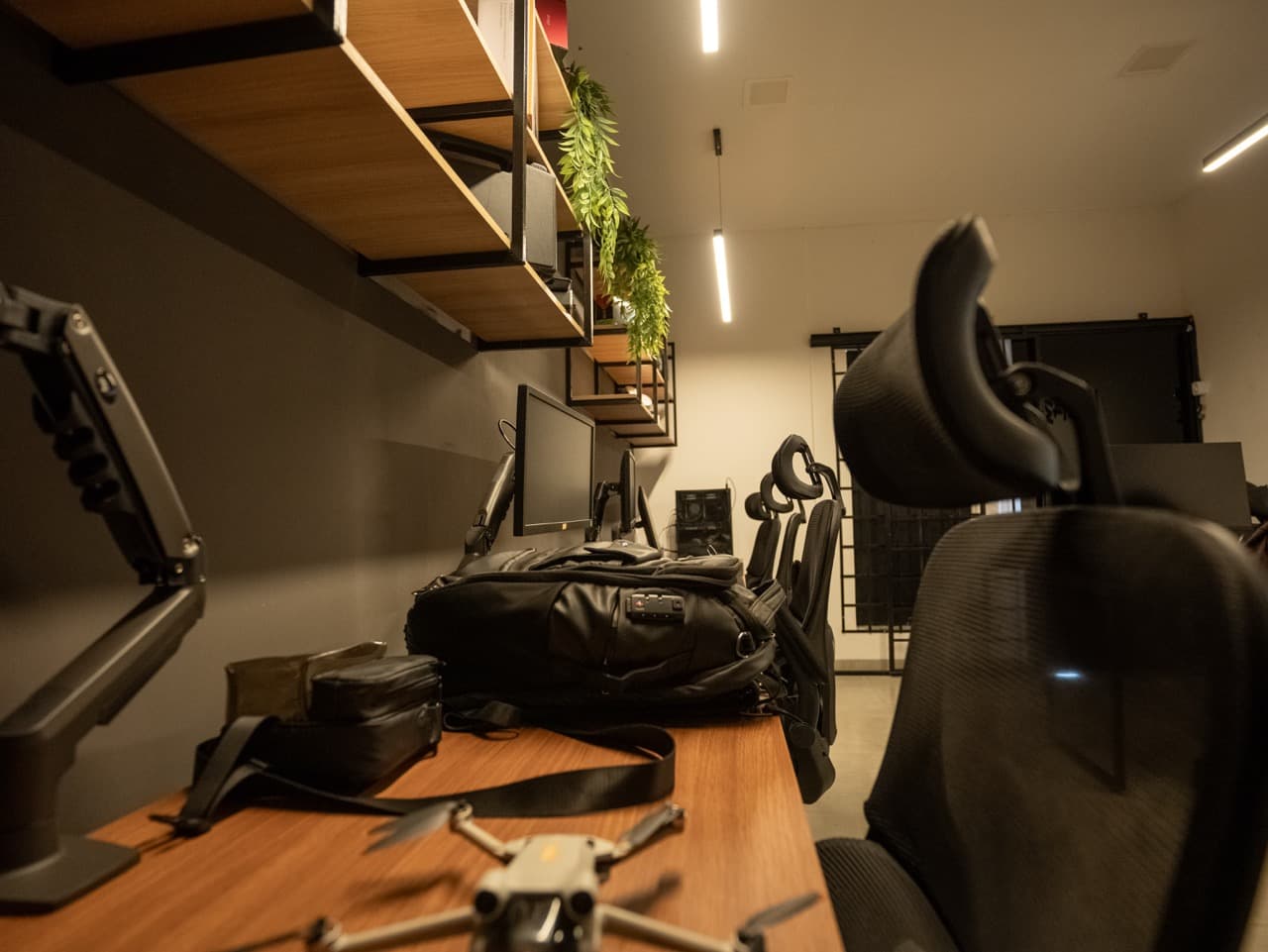 Drone e equipamentos profissionais no estúdio