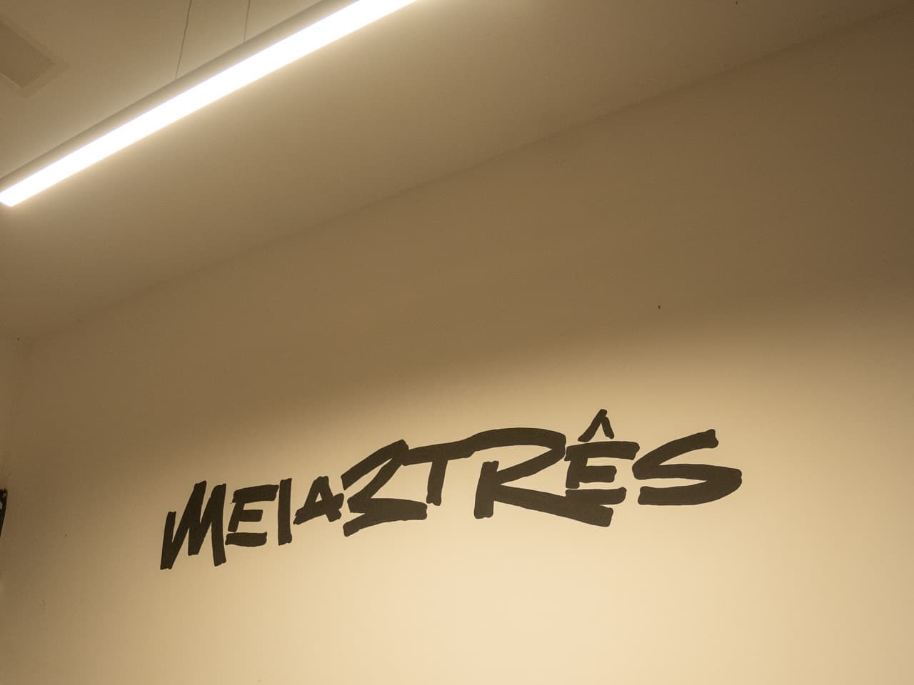 Parede do estúdio com lettering artesanal 'MeiaZTrês'