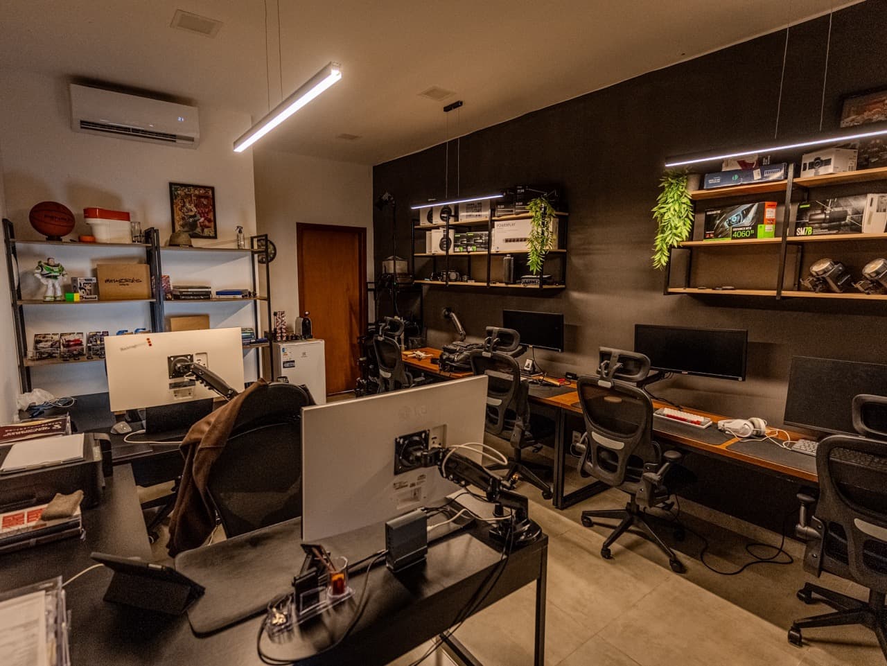 Ambiente de trabalho do estúdio com múltiplas estações